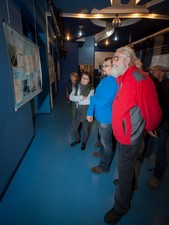 Н.А.Кузнецов проводит экскурсию по выставке. На переднем плане В.С.Чуков — почетный полярник, президент Экспедиционного центра «Арктика» РГО
